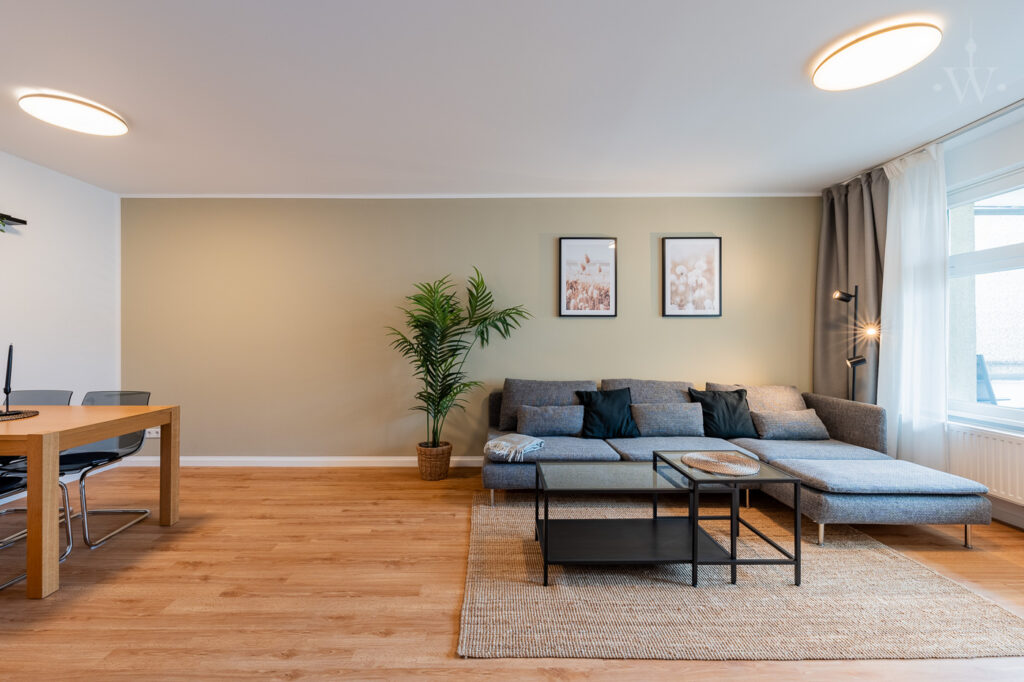 Couch mit Teppich und Esstisch