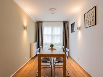 Eleganter Holztisch in ruhigem, modernem Ambiente