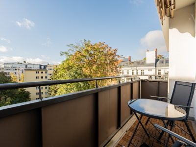 Privater Balkon mit Ausblick auf Berlin – Teil des WOONWOON Apartments
