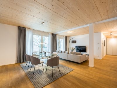 Essbereich mit vier Stühlen und offener Küche – stilvoll wohnen mit Holzdecke und viel Licht