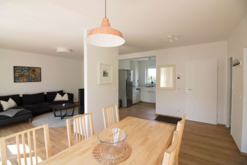 Wohn - & Essbereich - Schön geschnittene 3-Zimmer-Wohnung im Herzen Berlins – gemütlich möbliert