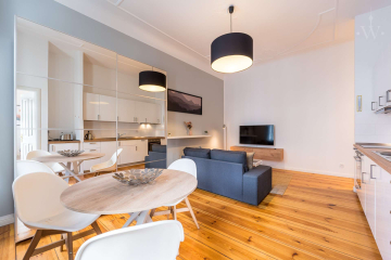 Wohnzimmer - Gemütlich möblierte 1,5-Zimmer-Wohnung im Prenzl‘ Berg mit Balkon