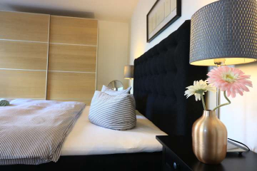 Schlafzimmer 1 - Stilvoll eingerichtete 3-Zimmer-Wohnung am Checkpoint Charlie